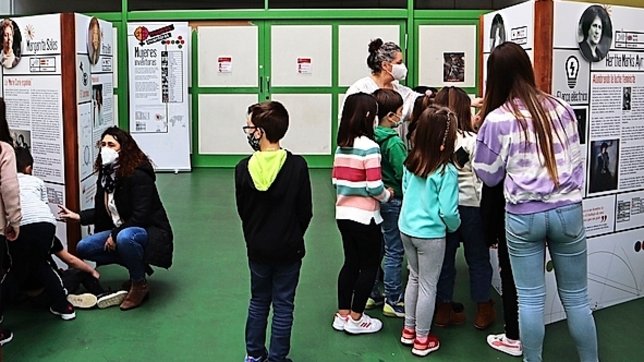 Alumnos del colegio Jes&uacute;s Cancio de Comillas conociendo la exposici&oacute;n &lsquo;Mujeres Inventoras&rsquo;. / ALERTA