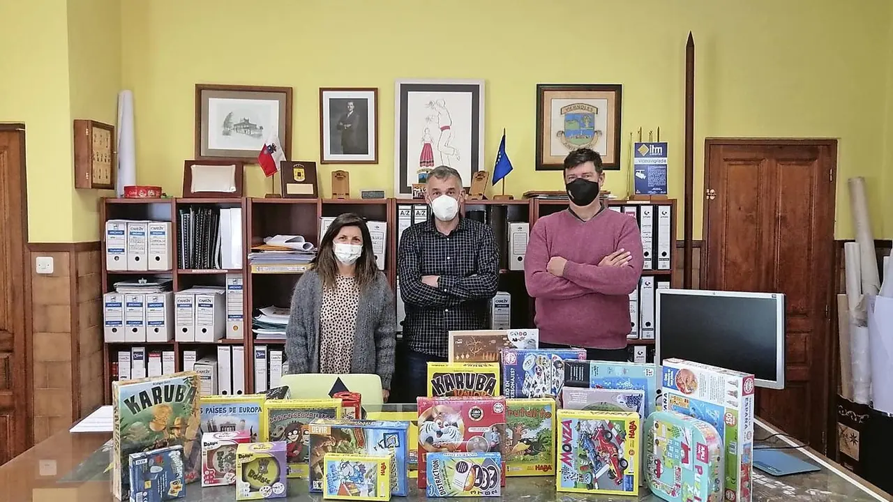 Entrega del material al AMPA del CEIP Dobra. / alerta