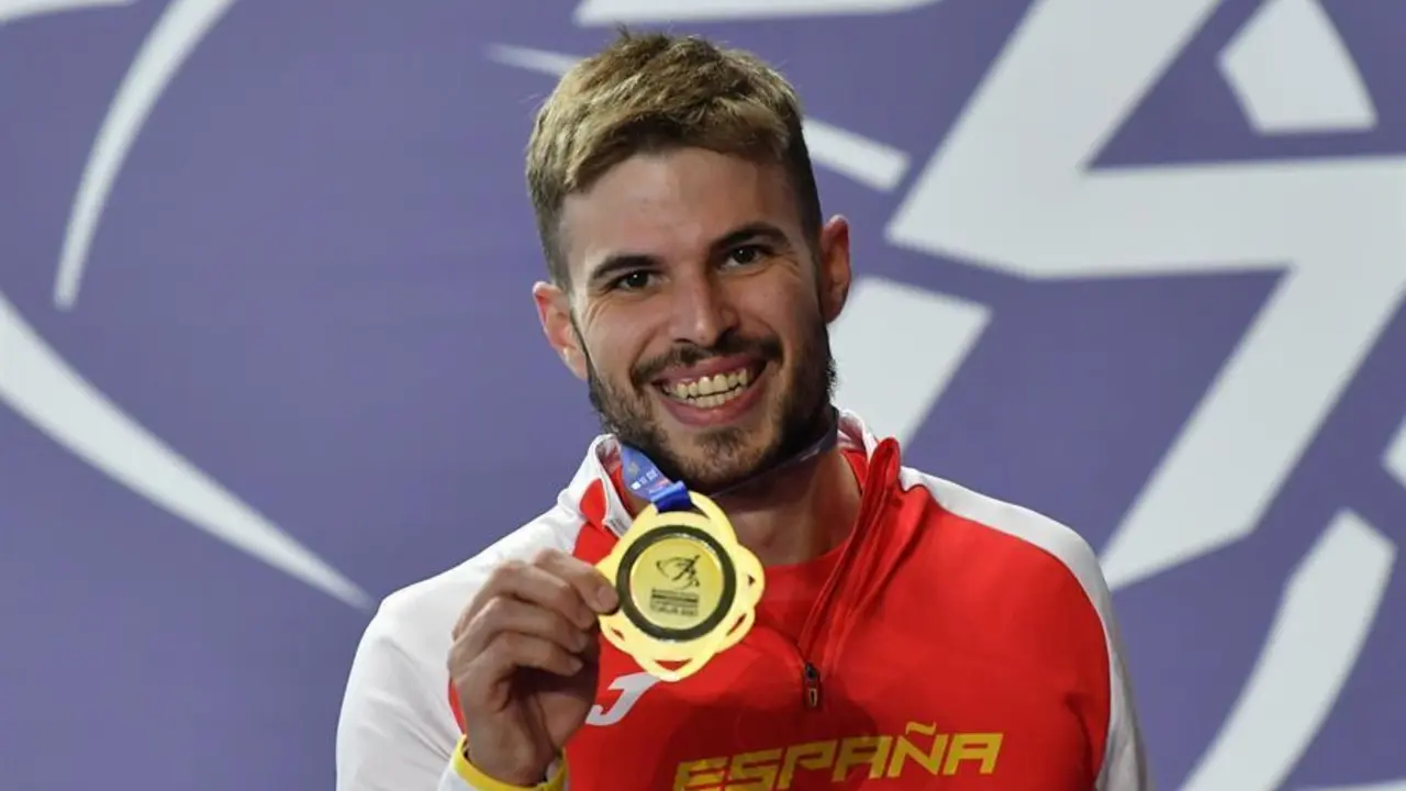 El medallista de oro &Oacute;scar Husillos, de Espa&ntilde;a, celebra en el podio durante la ceremonia de entrega de medallas en los 400 metros lisos masculinos del 36&ordm; Campeonato de Europa de Atletismo en Pista Cubierta en el Arena Torun, en Torun, en el centro-norte de Polonia, el 6 de marzo de 2021. (400 metros, Polonia, Espa&ntilde;a) EFE/EPA/Adam Warzawa POLONIA OUT