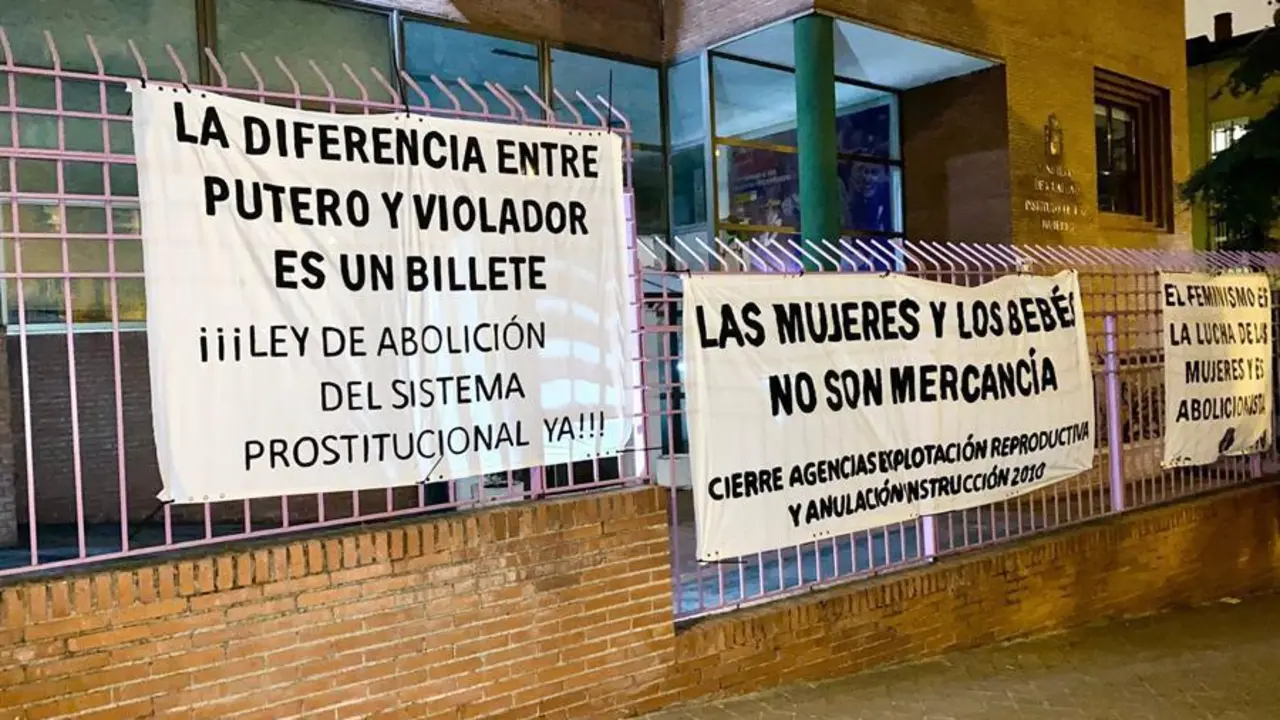 La sede del Instituto de las Mujeres en Madrid ha amanecido este s&aacute;bado cubierta con varias telas desplegadas en sus vallas con diferentes consignas y reivindicaciones del Movimiento Feminista. EFE/ Asamblea Abolicionista De Madrid