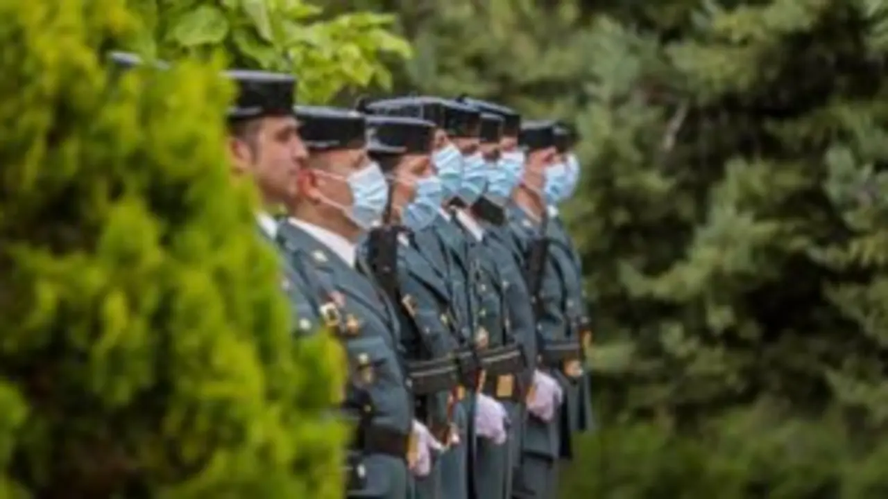 Archivo - Agentes de la Guardia Civil protegidos con mascarillas durante el acto de incorporaci&oacute;n de los guardias civiles en pr&aacute;cticas a la Comunidad de Madrid, en Tres Cantos, Madrid (Espa&ntilde;a), a 1 de julio de 2020. - Ricardo Rubio - Europa Press - Archivo