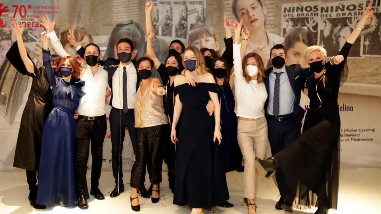 Miembros del reparto de la pel&iacute;cula 'Las ninas' celebrando uno de los cuatro premios recibidos por la pel&iacute;cula 'Las ninas' en el hotel donde se alojaban los miembros del reparto durante la gala de la 35&ordf; edici&oacute;n de los Premios Goya en M&aacute;laga, Andaluc&iacute;a, Espa&ntilde;a, 06 de marzo de 2021. (Cine, Espa&ntilde;a) EFE/EPA/Nacho Lopez