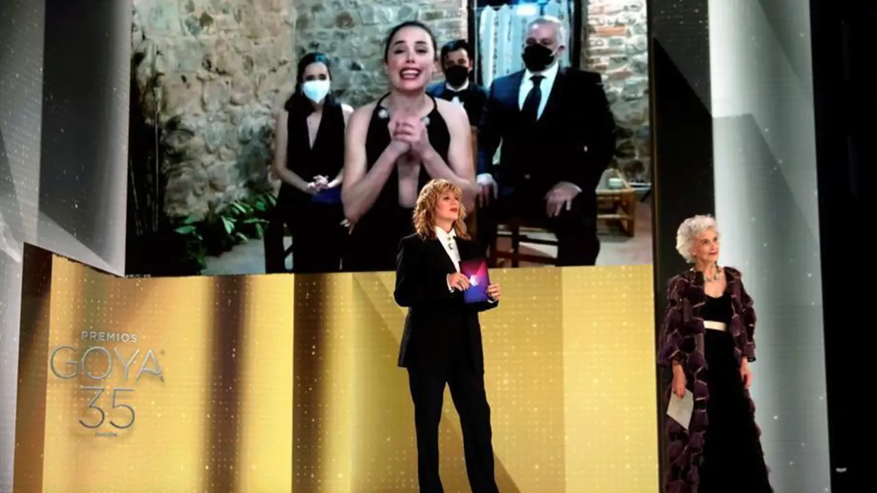 La actriz espa&ntilde;ola Patricia L&oacute;pez Arnaiz (en la pantalla) tras recibir el Premio Goya a la 'Mejor Actriz Protagonista' por la pel&iacute;cula 'Ane' durante la 35&ordf; gala de los Premios Goya en el Teatro Soho CaixaBank de M&aacute;laga, Andaluc&iacute;a, Espa&ntilde;a, el 06 de marzo de 2021. (Cine, Espa&ntilde;a) EFE/EPA/MIGUEL A. CORDOBA