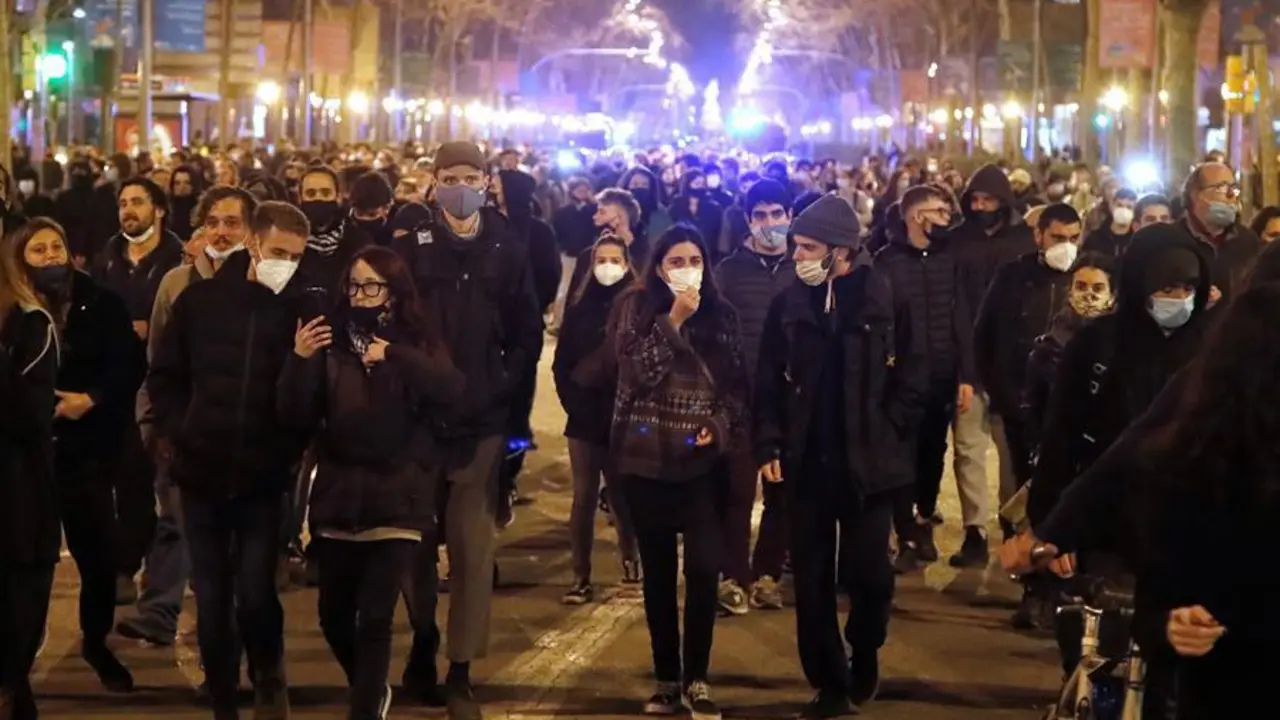 Asistentes a la manifestaci&oacute;n convocada esta tarde en Barcelona por la libertad del rapero Pablo Hasel y de los detenidos en los disturbios de las &uacute;ltimas semanas, que ha partido de la plaza Tet&uacute;an de Barcelona,y ha concluido por primera vez sin incidentes, aunque se ha vivido alg&uacute;n momentos de tensi&oacute;n. EFE/ Marta P&eacute;rez