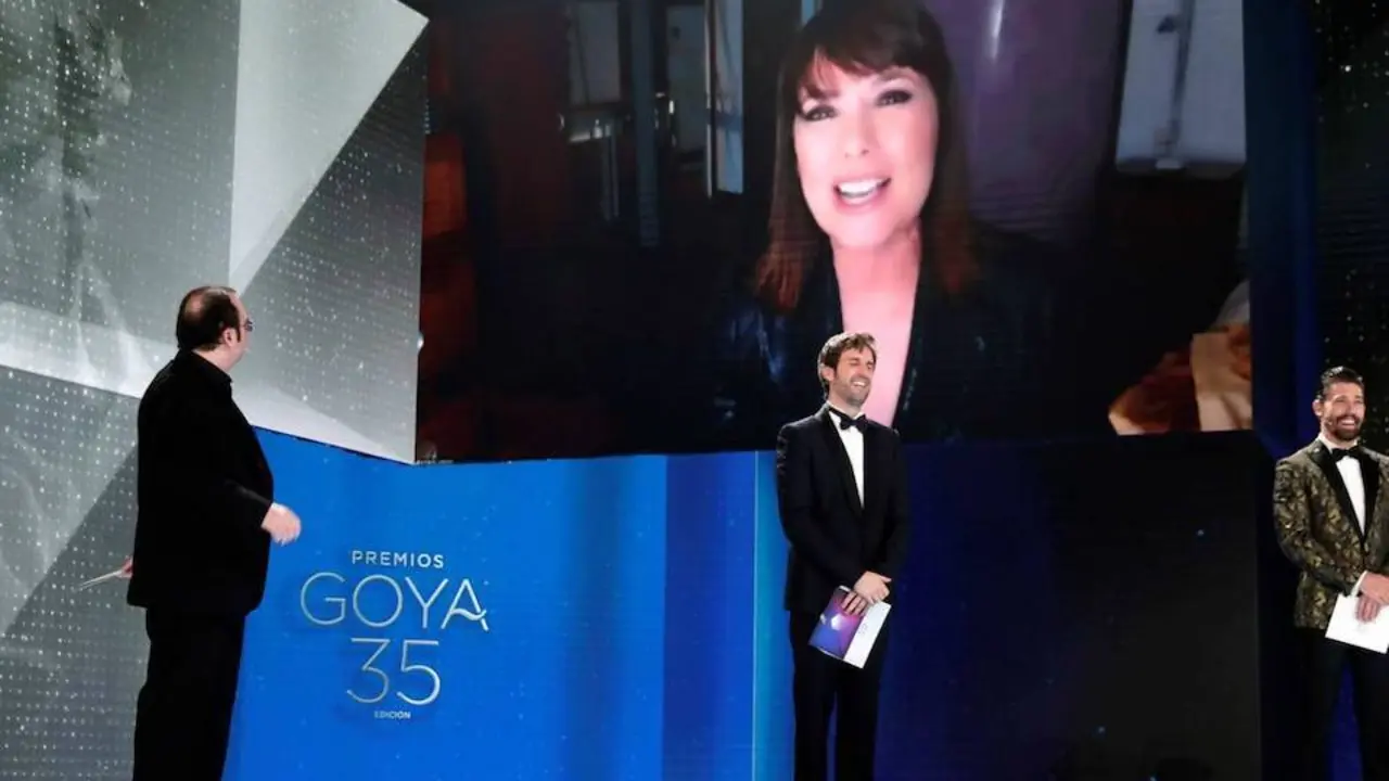Mabel Lozano, directora de 'Biograf&iacute;a del cad&aacute;ver de una mujer durante los premios Goya 2021.