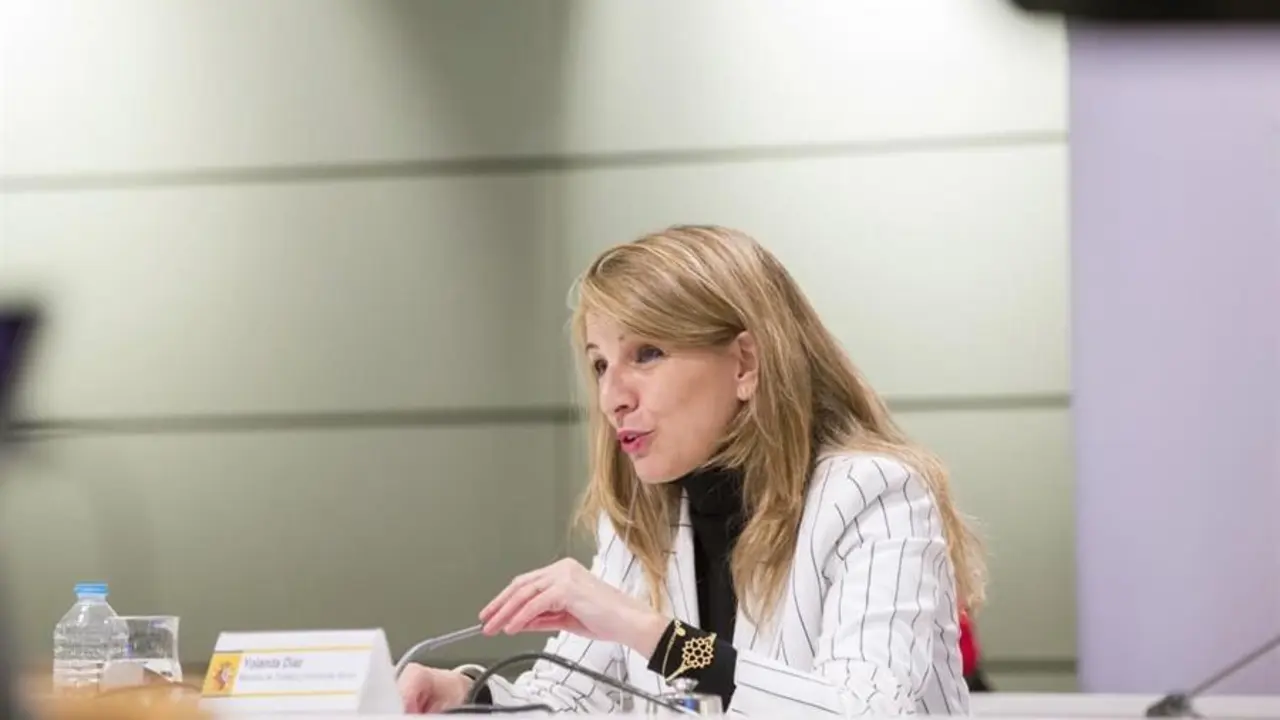La ministra de Trabajo y Econom&iacute;a Social, Yolanda D&iacute;az, se re&uacute;ne por videoconferencia con el viceprimer ministro y ministro de Econom&iacute;a y Trabajo del Gobierno de B&eacute;lgica, Pierre-Yves Demargne, este lunes en Madrid. D&iacute;az y Demargne acordaron impulsar un grupo de trabajo para promover la propuesta de directiva de Salario M&iacute;nimo europeo. EFE/Gabinete de Comunicaci&oacute;n Ministerio de Trabajo SOLO USO EDITORIAL/ SOLO USO PERMITIDO PARA ILUSTRAR LA NOTICIA QUE ACOMPA&Ntilde;A/ CR&Eacute;DITO OBLIGATORIO