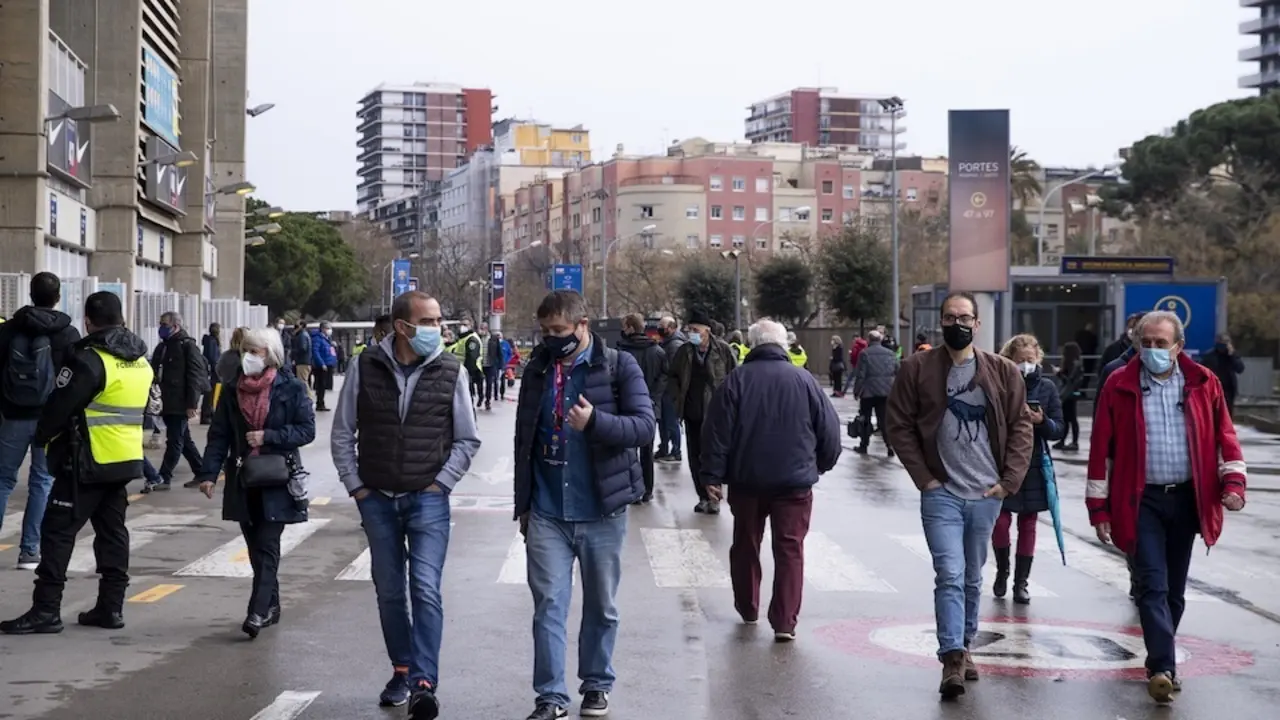 Socios y socias del FC Barcelona en los aleda&ntilde;os del Camp Nou durante la jornada electoral del domingo 7 de marzo de 2021, de la que saldr&aacute; el nuevo presidente
DANI AZNAR/FCB
7/3/2021