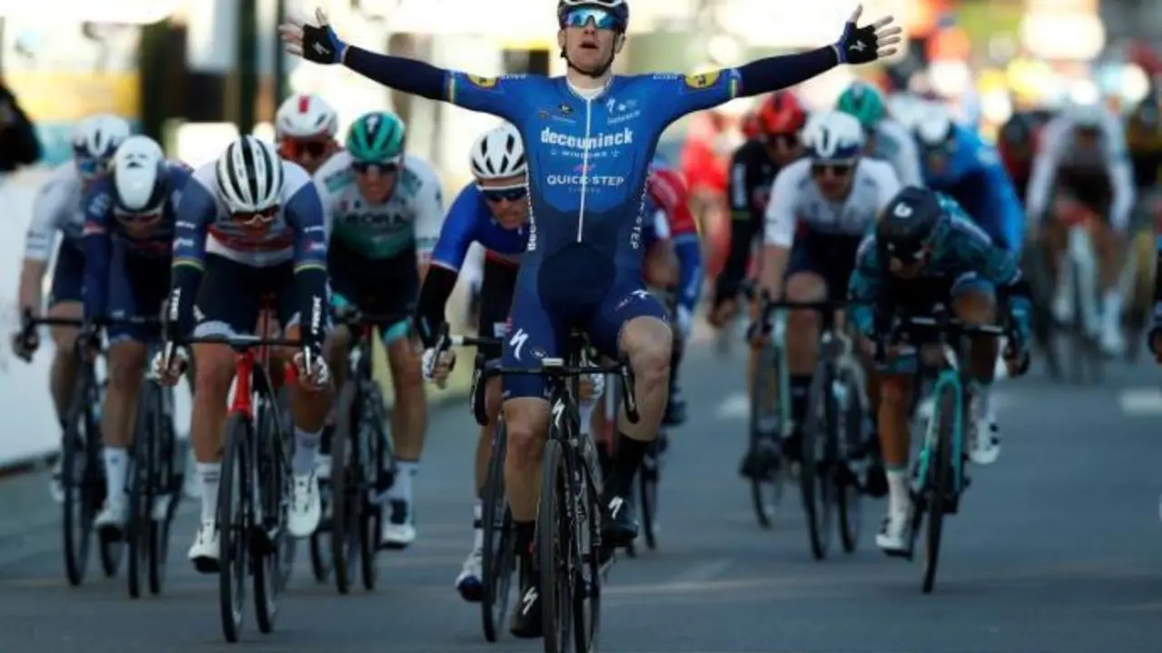 Sam Bennett poderoso al sprint estrena el maillot amarillo en la Par&iacute;s Niza.EFE