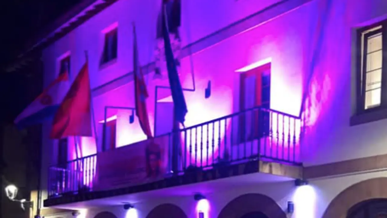 Fachada del Ayuntamiento de Ampuero durante la pasada noche. / ALERTA