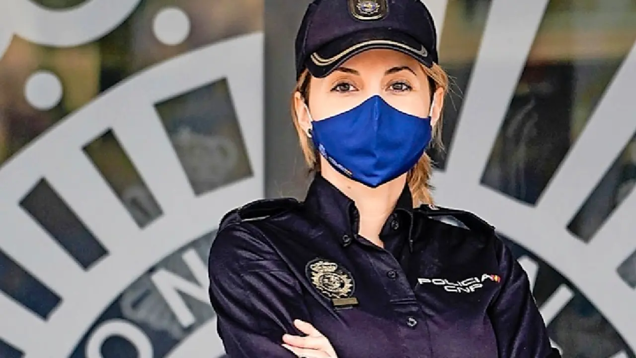 Diana Mirones, portavoz de la Polic&iacute;a Nacional en Cantabria frente a la sede en La Albericia, Santander. / Hardy