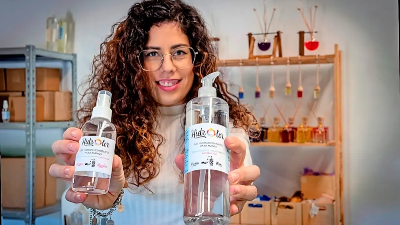 La empresaria Raquel M&uacute;&ntilde;oz muestra sus productos en su nave de Cabez&oacute;n de la Sal. / EFE/ Rom&aacute;n G. Aguilera