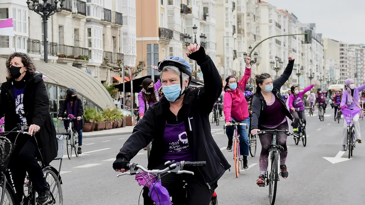 Varias mujeres participan en una 'Bicicletada Feminista' en Santander (Cantabria), a 7 de marzo de 2021. Con esta marcha en bicicleta, Santander se prepara para el D&iacute;a Internacional de la Mujer, que se celebrar&aacute; este lunes 8 de marzo y que en la capital c&aacute;ntabra tendr&aacute; su mayor acto con una concentraci&oacute;n en un espacio acotado y vallado donse controlar&aacute; el acceso.