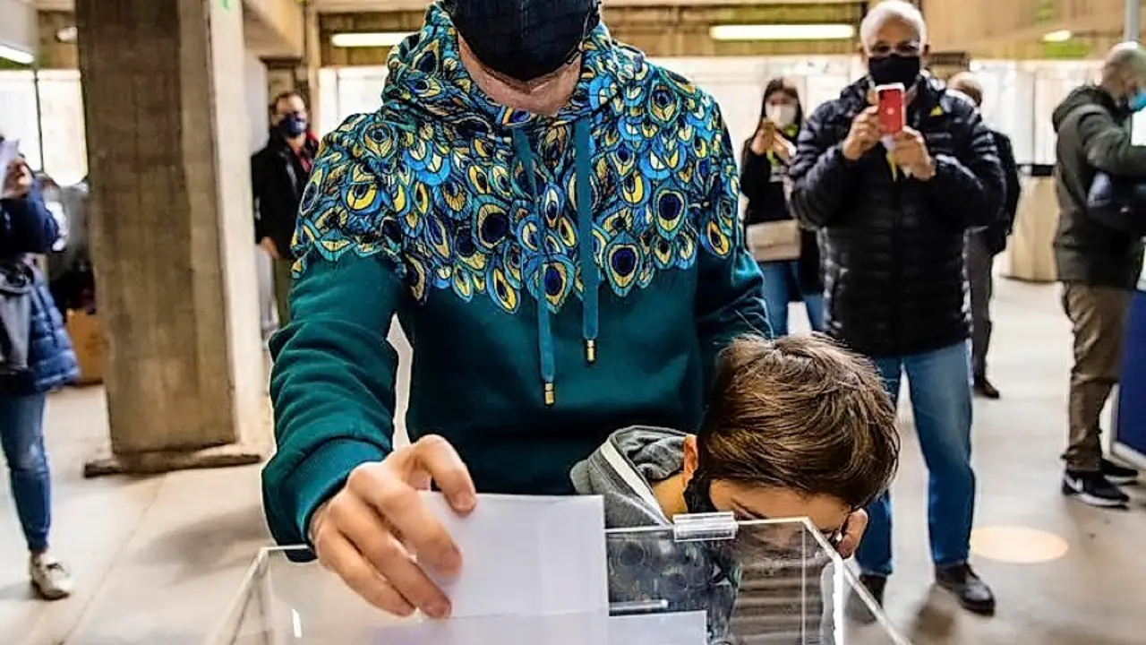 Lionel Messi votando en las elecciones a la presidencia del Bar&ccedil;a. / fcb