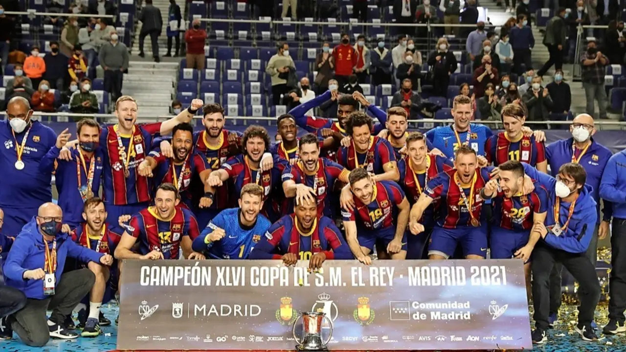 La plantilla del Barcelona celebrando la Copa de rey. / efe