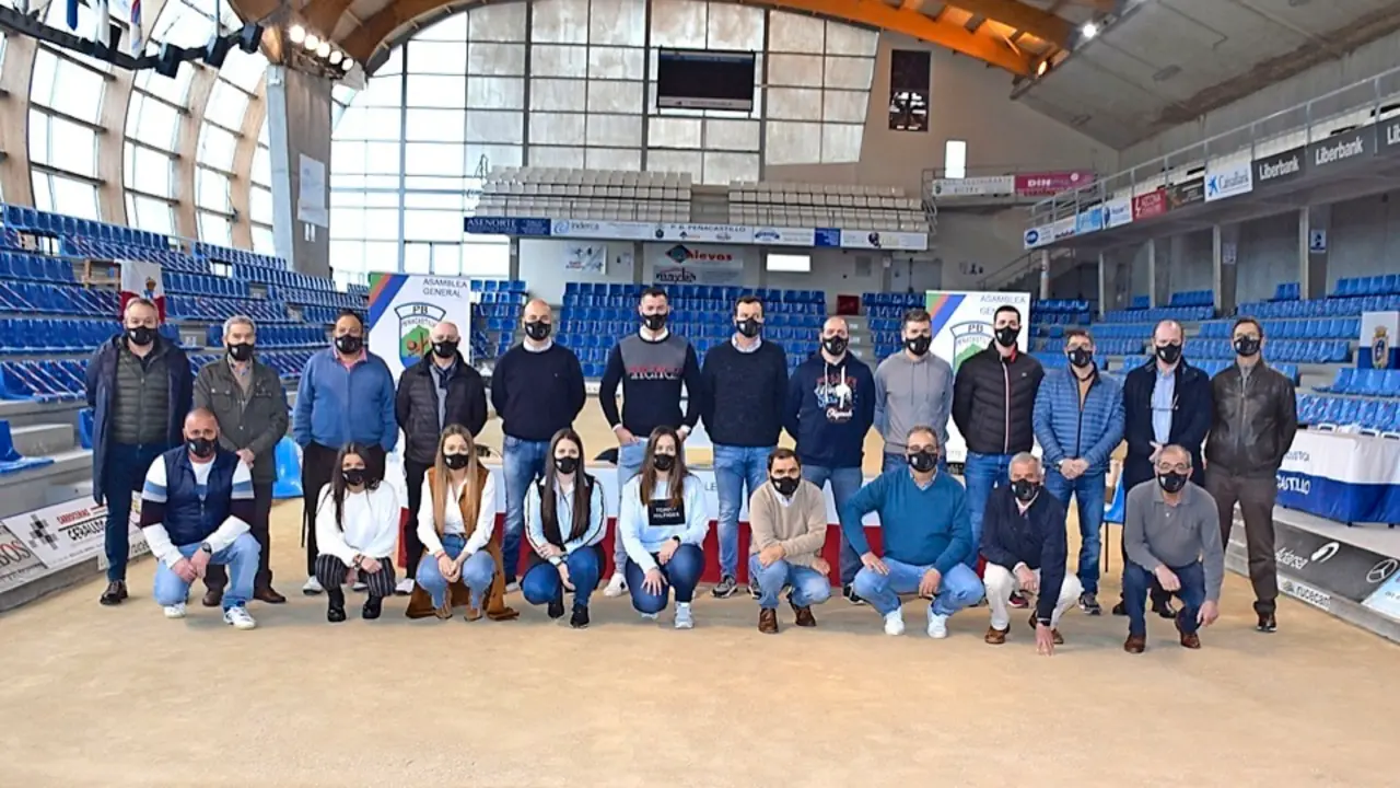 Jugadores y jugadoras de los equipos de la pe&ntilde;a, directivos, encabezados por el presidente Jos&eacute; Manuel Gonz&aacute;lez, el concejal de Deportes del Ayuntamiento de Santander, Felipe P&eacute;rez Manso, y Francisco Javier Estrada, monitor de la Escuela, ayer en la bolera Mateo Grijuela antes de comenzar la Asamblea. / Hoyos