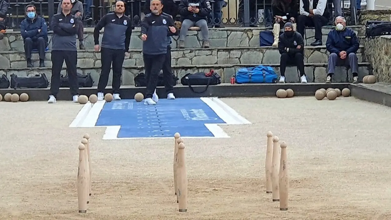 &Aacute;ngel Lav&iacute;n lanzando la bola ayer en Cerrazo ante la mirada de sus compa&ntilde;eros. / dar&iacute;o