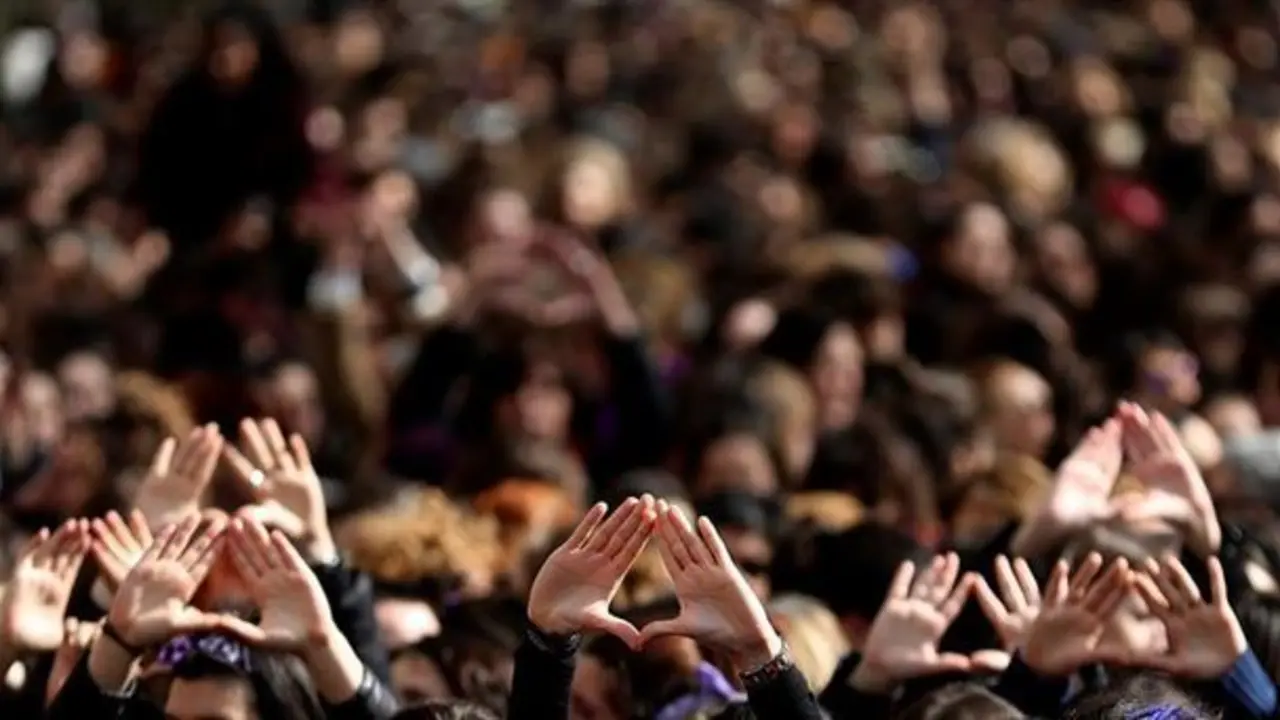 Mujeres con las manos levantadas durante la huelga feminista del a&ntilde;o pasado en San Sebasti&aacute;n. EFE