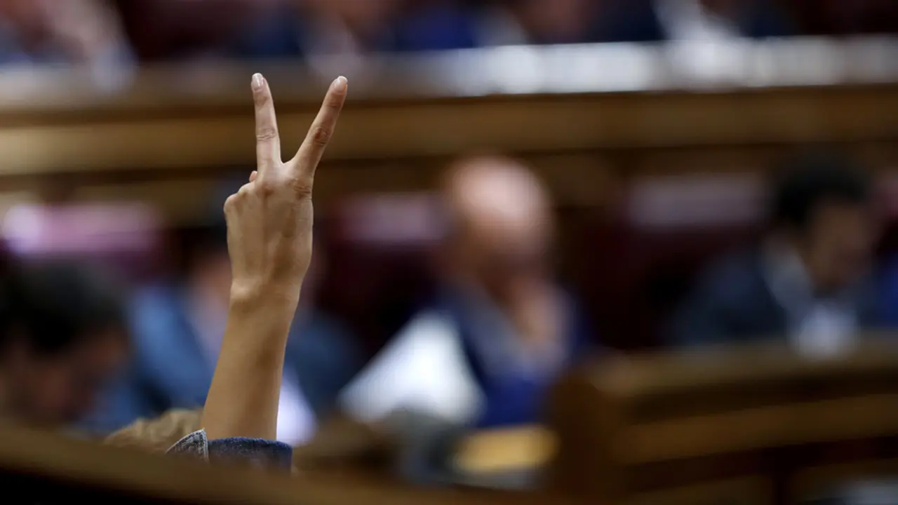 GRA305. MADRID, 30/05/2017.- Una diputada socialista durante una de las votaciones en la &uacute;ltima jornada de debate en el Pleno del Congreso de los Presupuestos Generales del Estado de 2017. EFE/Chema Moya