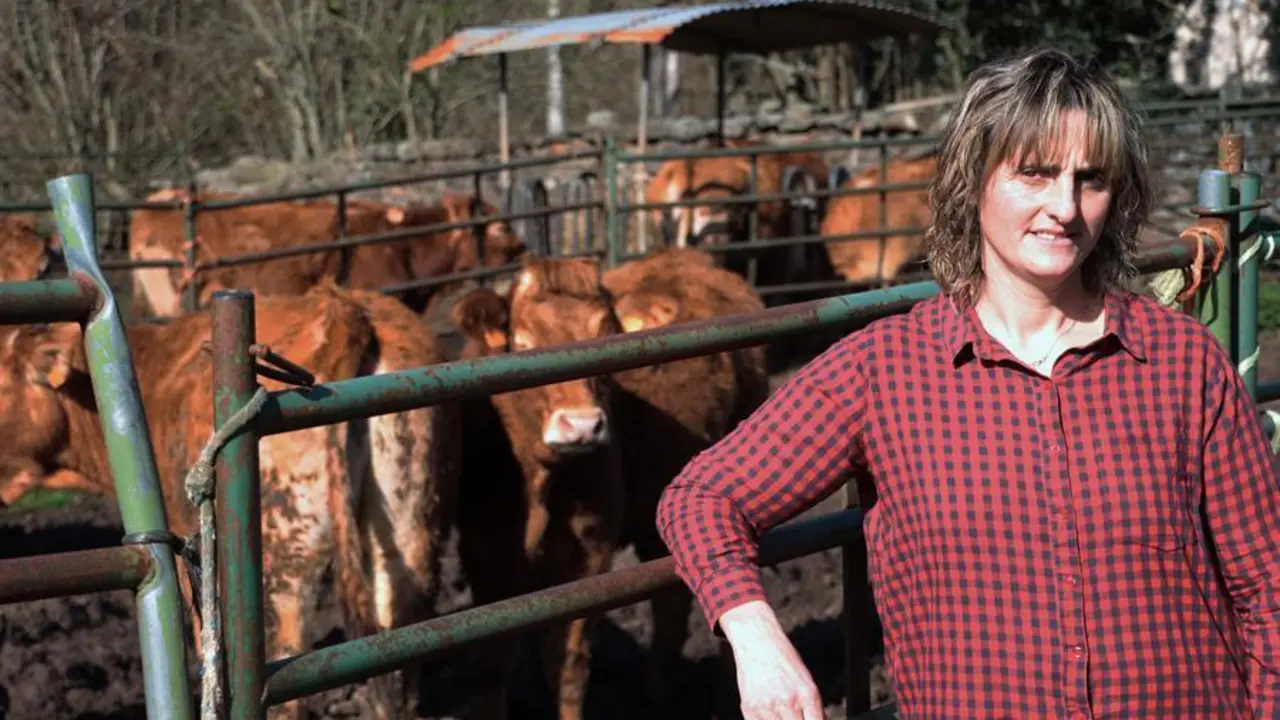 Teresaposa en la estabulaci&oacute;n de vacas que dirige desde hace 30 a&ntilde;os en la localidad c&aacute;ntabra de Pas. Teresa es hija y nieta de ganaderos y lamenta que en el siglo XXI no exista igualdad en su profesi&oacute;n y que a la mujer que se pone botas y buzo para cuidar del ganado no se la trate igual que a un hombre. EFE/ Celia Ag&uuml;ero Pereda