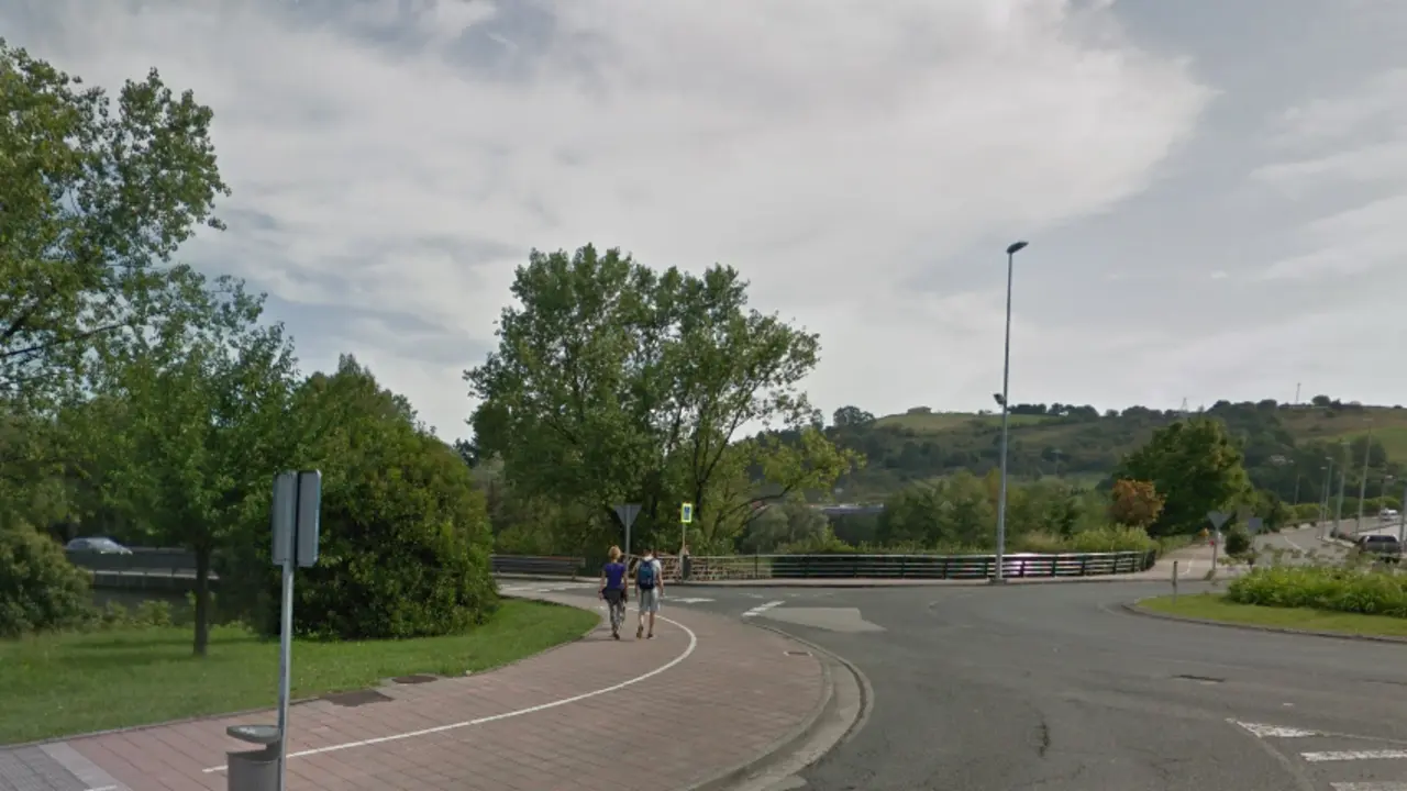 Dos personas hacen deporte en el corredor Verde Saja-Besaya en Torrelavega. / ALERTA