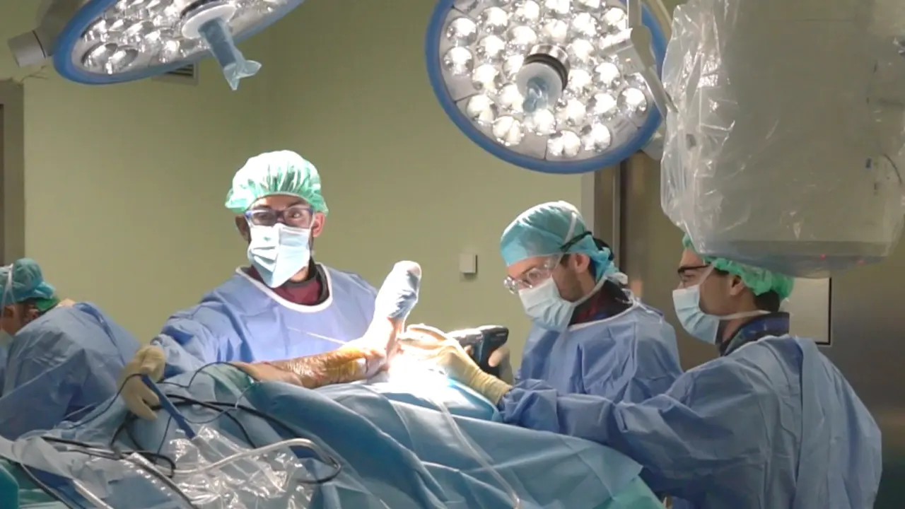 Varios sanitarios atienen a un paciente durante una operaci&oacute;n en el Hospital Marqu&eacute;s de Valdecilla. / ALERTA