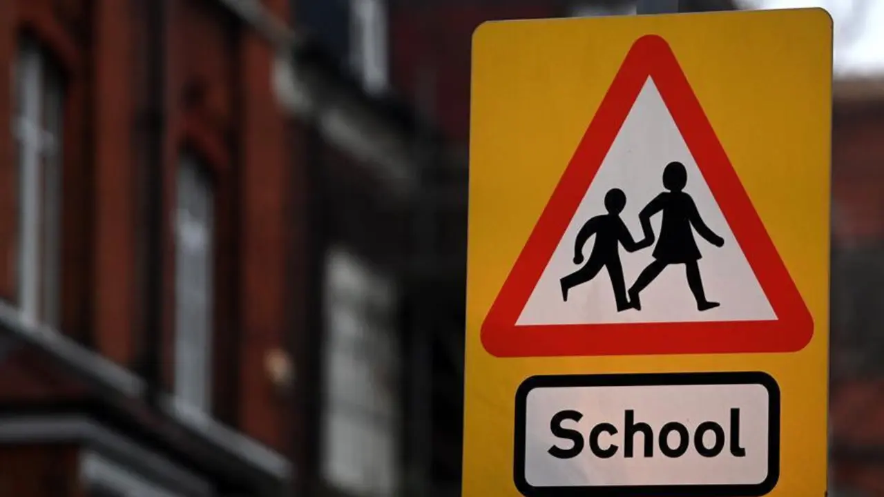Se&ntilde;al que advierte de la proximidad de un colegio en una calle de Londres.EFE/EPA/ANDY RAIN/Archivo
