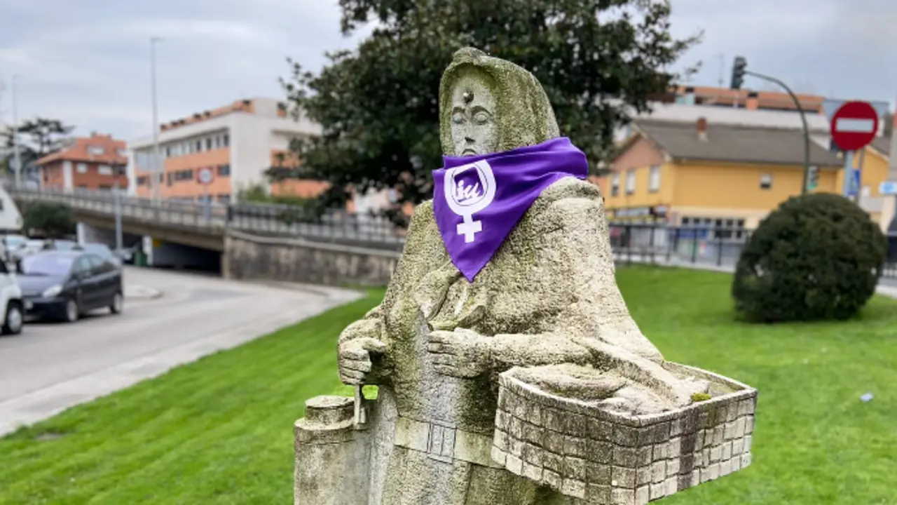 Una de las estatuas que han aparecido con el pa&ntilde;uelo morado de IU.