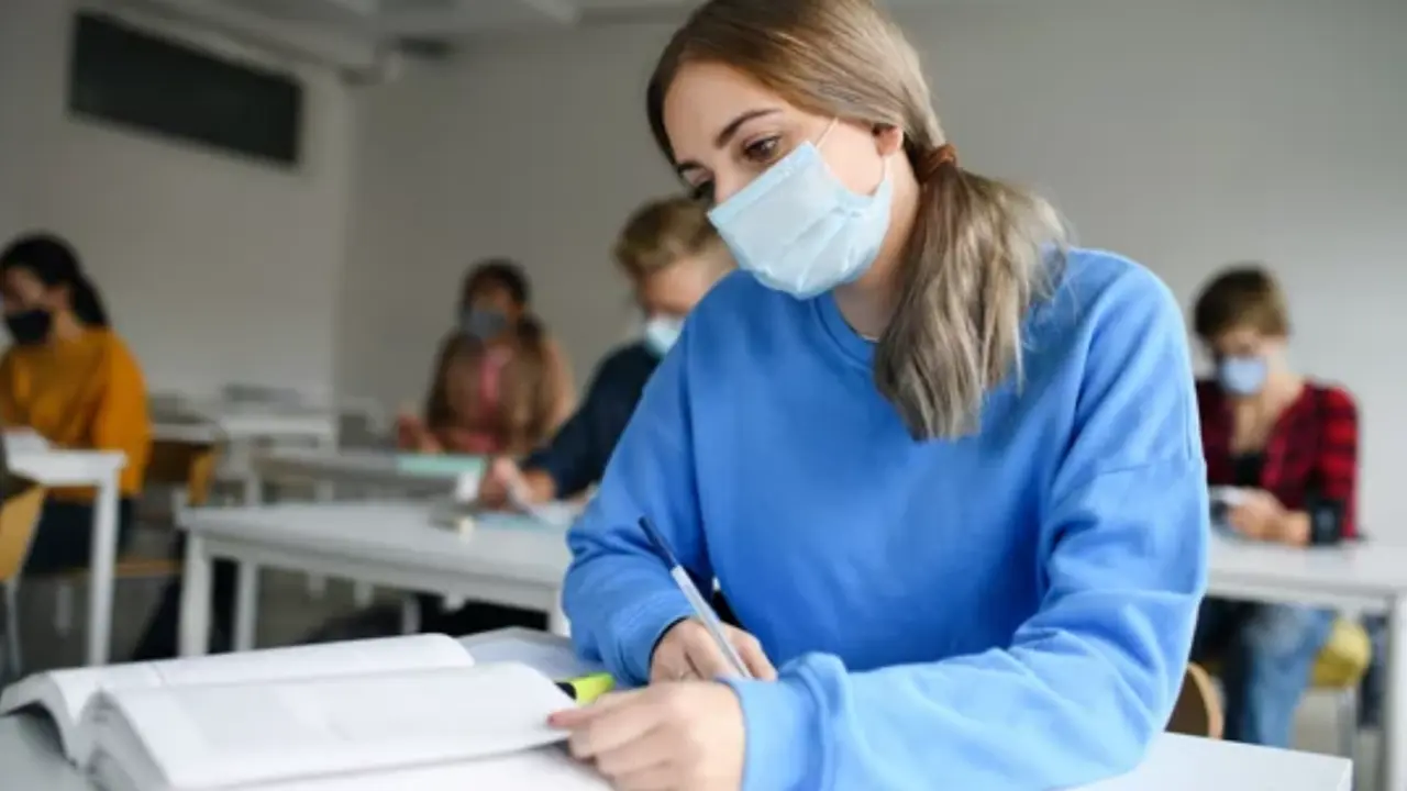 Varios alumnos durante una clase presencial en periodo de pandemia. / ARCHIVO