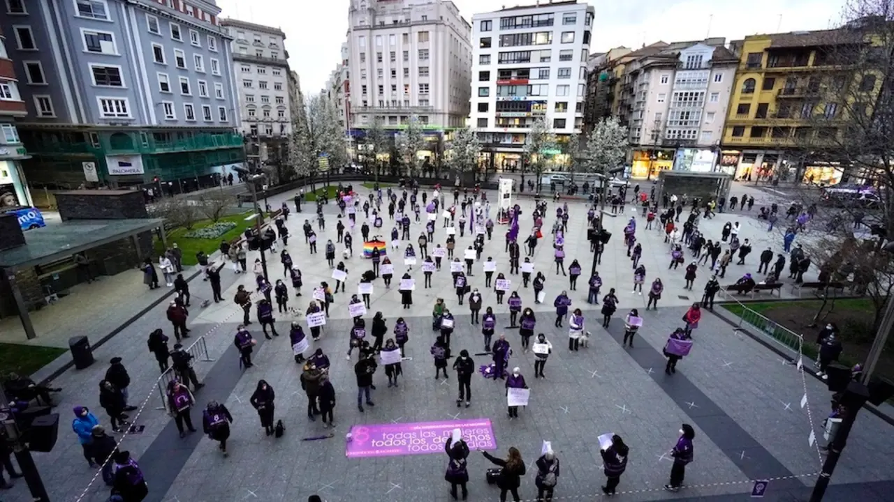 Cerca de 200 mujeres reivindicar el D&iacute;a Internacional de la Mujer en la plaza del Ayuntamiento de Santander. / Hardy