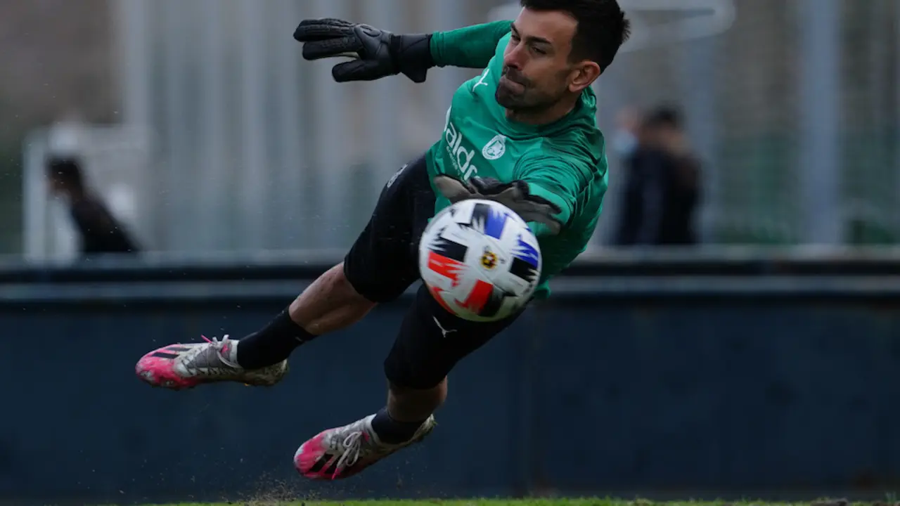 El portero del Racing realiza una espectacular parada durante un entrenamiento. / Hardy