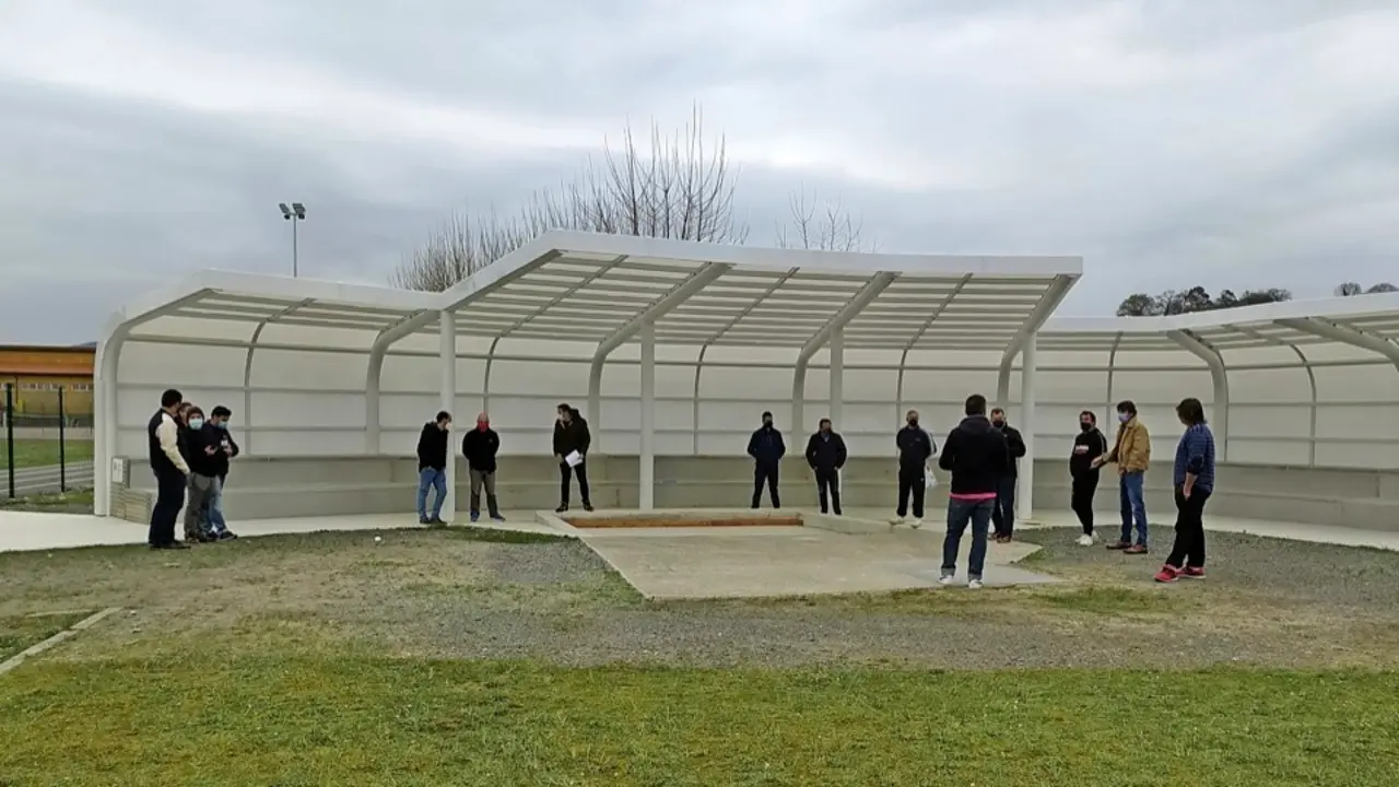 Los representantes de las pe&ntilde;as de pasabolo losa se reunieron en la nueva bolera de Hoz de Anero. / Elsa