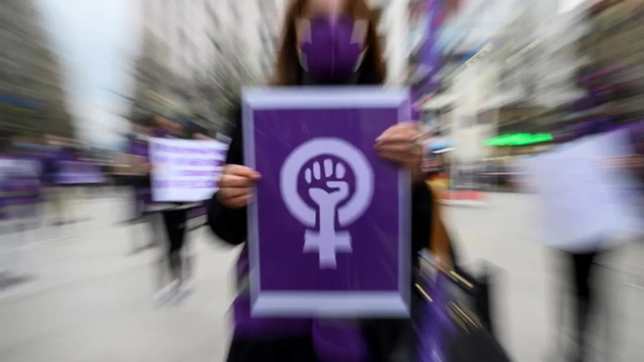 Decenas de personas se concentran este lunes en la plaza del ayuntamiento de Santander con motivo de la celebraci&oacute;n del D&iacute;a Internacional de la Mujer. EFE/ Pedro Puente Hoyos