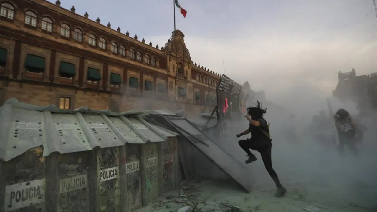 Mujeres activistas protestan hoy durante el D&iacute;a Internacional de la Mujer en el Z&oacute;calo de la Ciudad de M&eacute;xico (M&eacute;xico). Ciudad de M&eacute;xico vivi&oacute; este lunes 8 de marzo, D&iacute;a Internacional de la Mujer, una jornada de manifestaciones con gran participaci&oacute;n en las que estuvo presente la rabia de un pa&iacute;s con cifras alarmantes de feminicidios y donde los gases irritantes de la polic&iacute;a siguieron a ligeros altercados. EFE/S&aacute;shenka Guti&eacute;rrez
