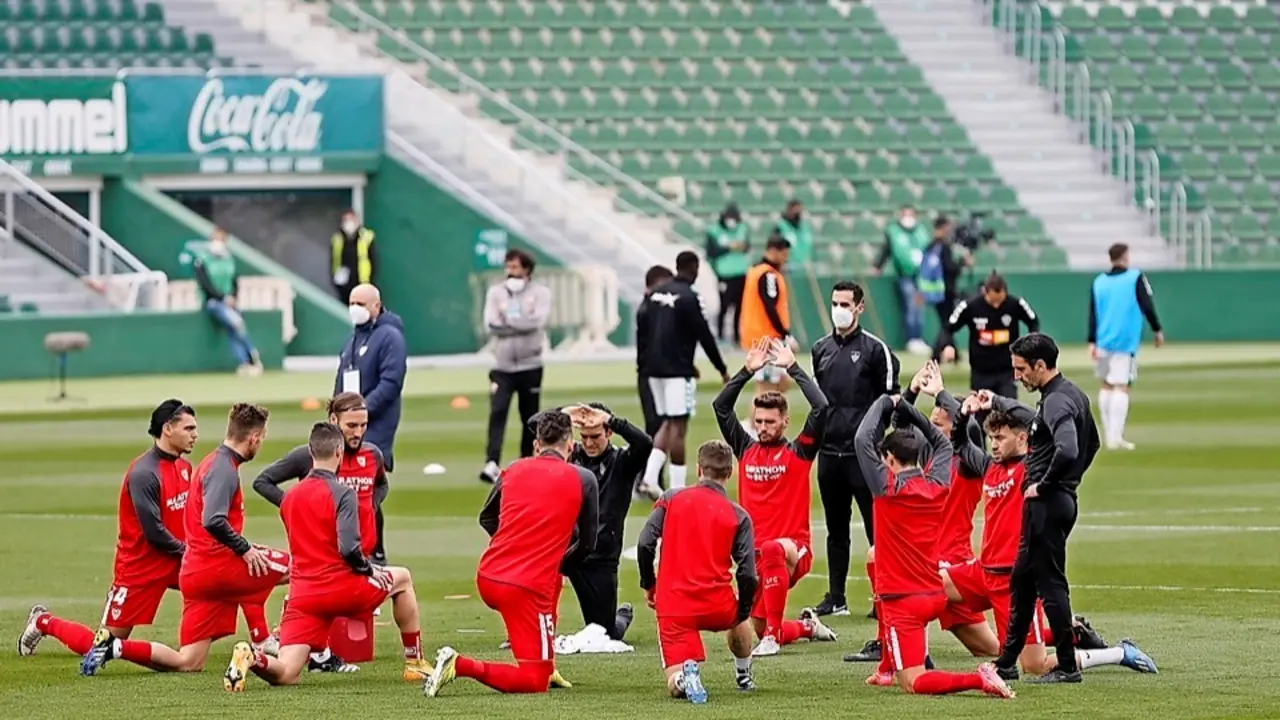 ELCHE (ALICANTE), 06/03/2021.- Los jugadores del Sevilla y el Elche (al fondo) durante el calentamiento previo al partido de la vig&eacute;simo sexta jornada de Liga que disputan hoy en el estadio Mart&iacute;nez Valero de Elche. EFE / Manuel Lorenzo