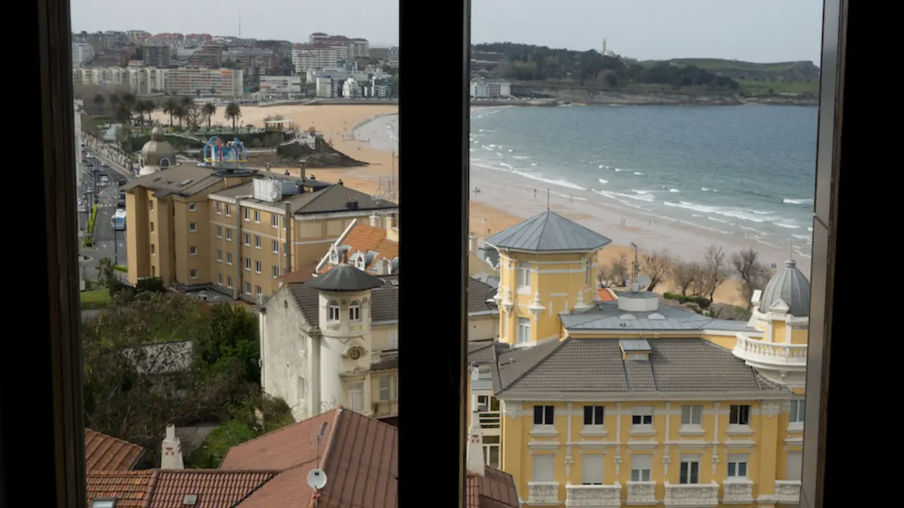 Vista de los edificios del Sardinero desde dentro de una vivienda. / Hardy