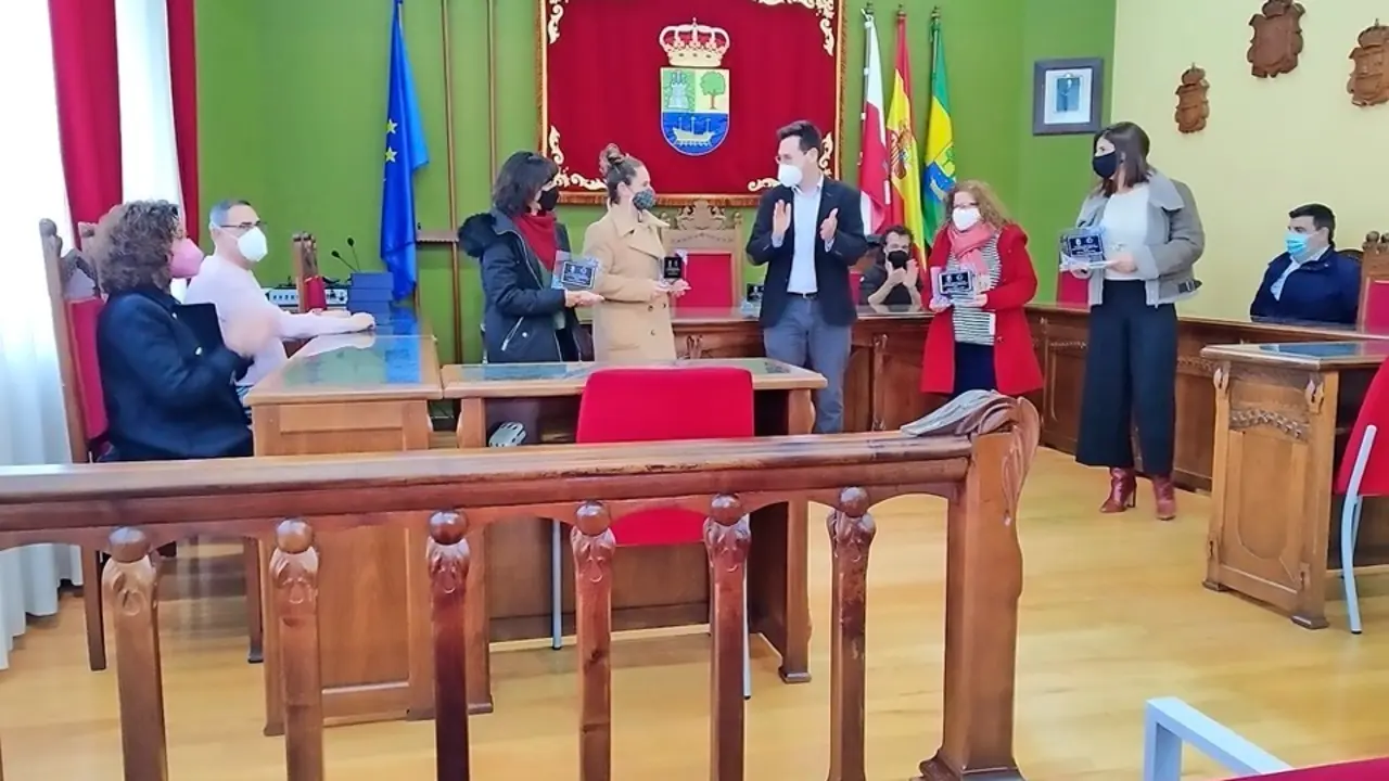 Un momento del acto celebrado en el Ayuntamiento de Colindres. / AlertA