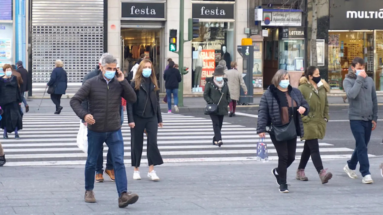 Varias personas con mascarilla transitan por el centro de Santander. / HARDY