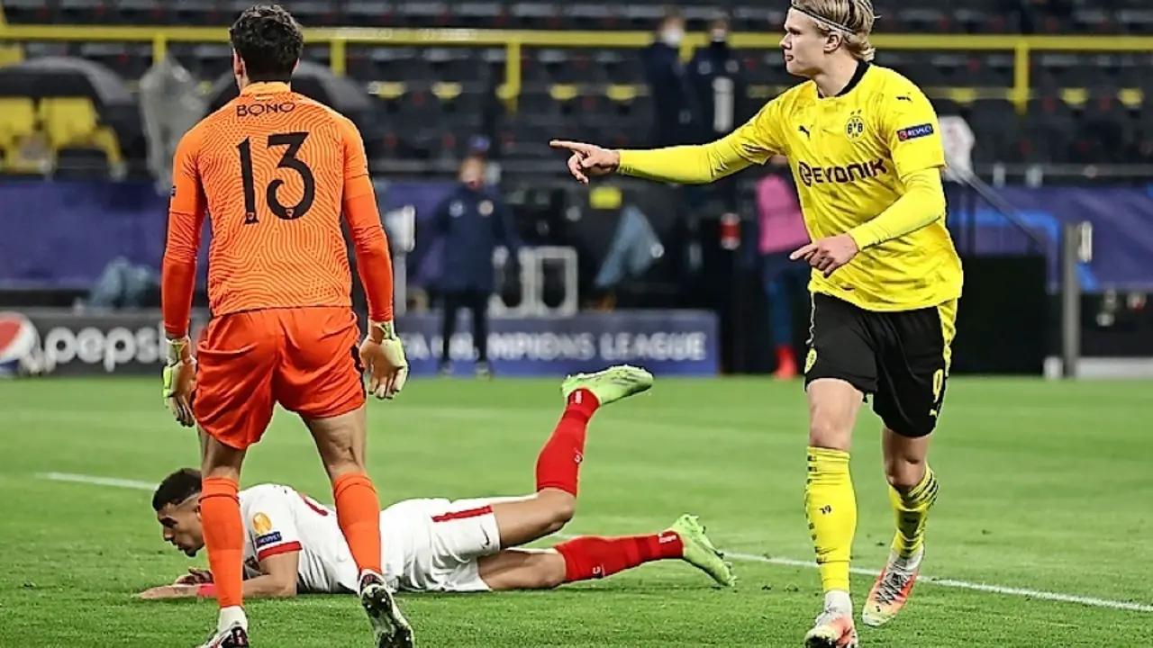 Haaland celebra su primer gol ante el Sevilla. / EFE