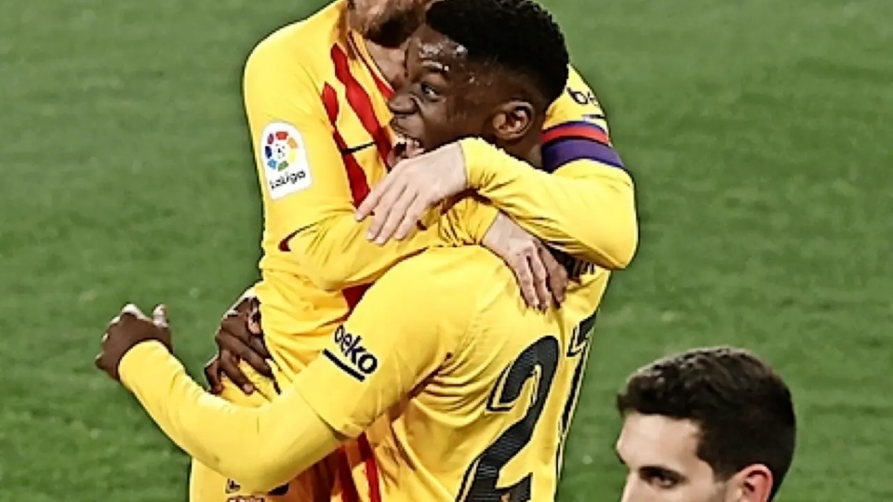 Leo Messi e Ilaix Moriba se abrazan para celebrar un gol. / EFE