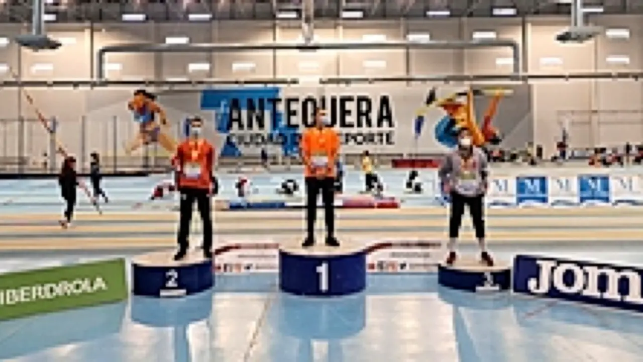 Pablo Delgado, en lo alto del podio nacional sub-20 de triple salto. / RFEA