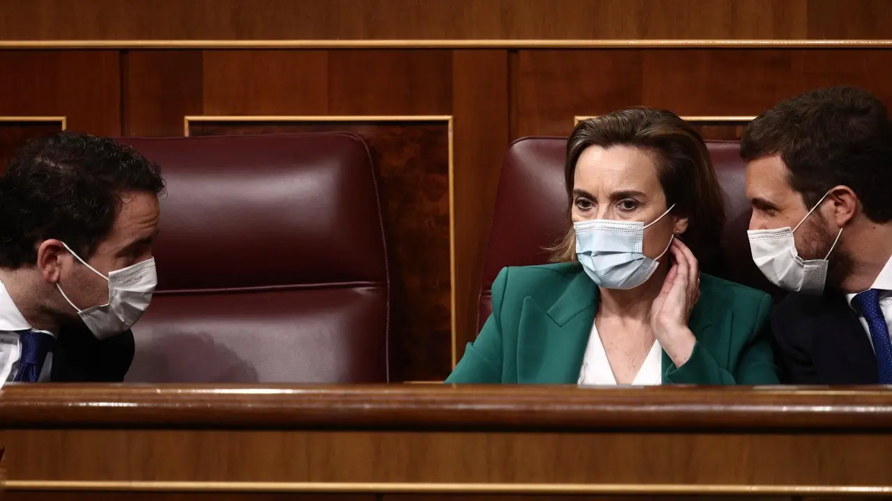 El secretario general del PP, Teodoro Garc&iacute;a Egea; la portavoz del PP en el Congreso, Cuca Gamarra; y el l&iacute;der del PP, Pablo Casado, conversan en el Pleno del Congreso, en Madrid, (Espa&ntilde;a), a 17 de febrero de 2021. 