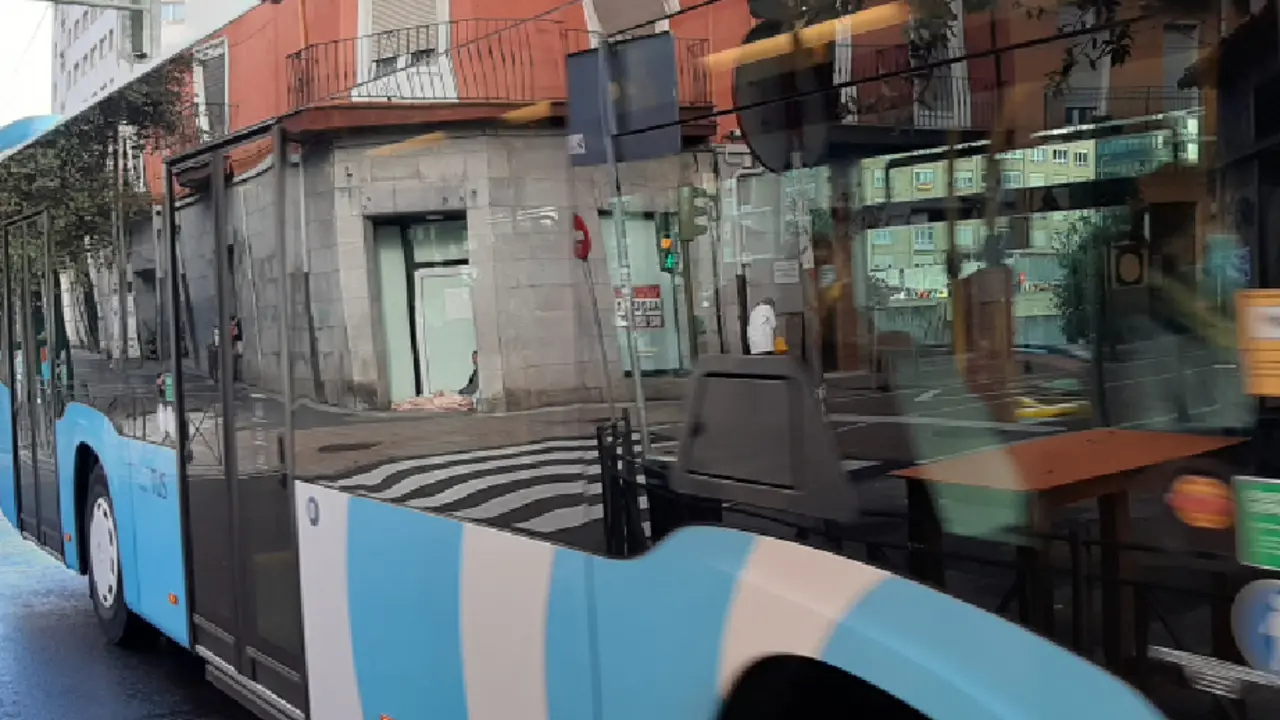 Un autob&uacute;s de transporte p&uacute;blico urbano circula por la calle San Emeterio. / ALERTA