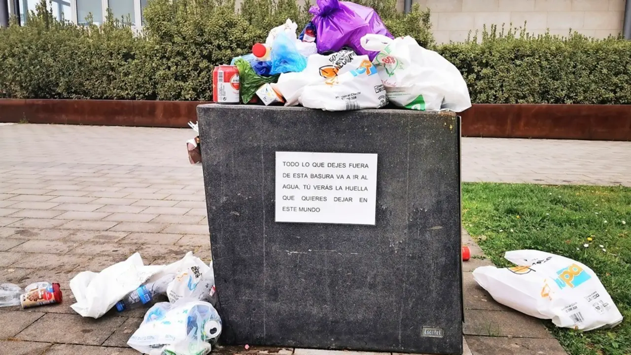 Estado de un contenedor cerca de la escuela de vela el domingo. / ALERTA
