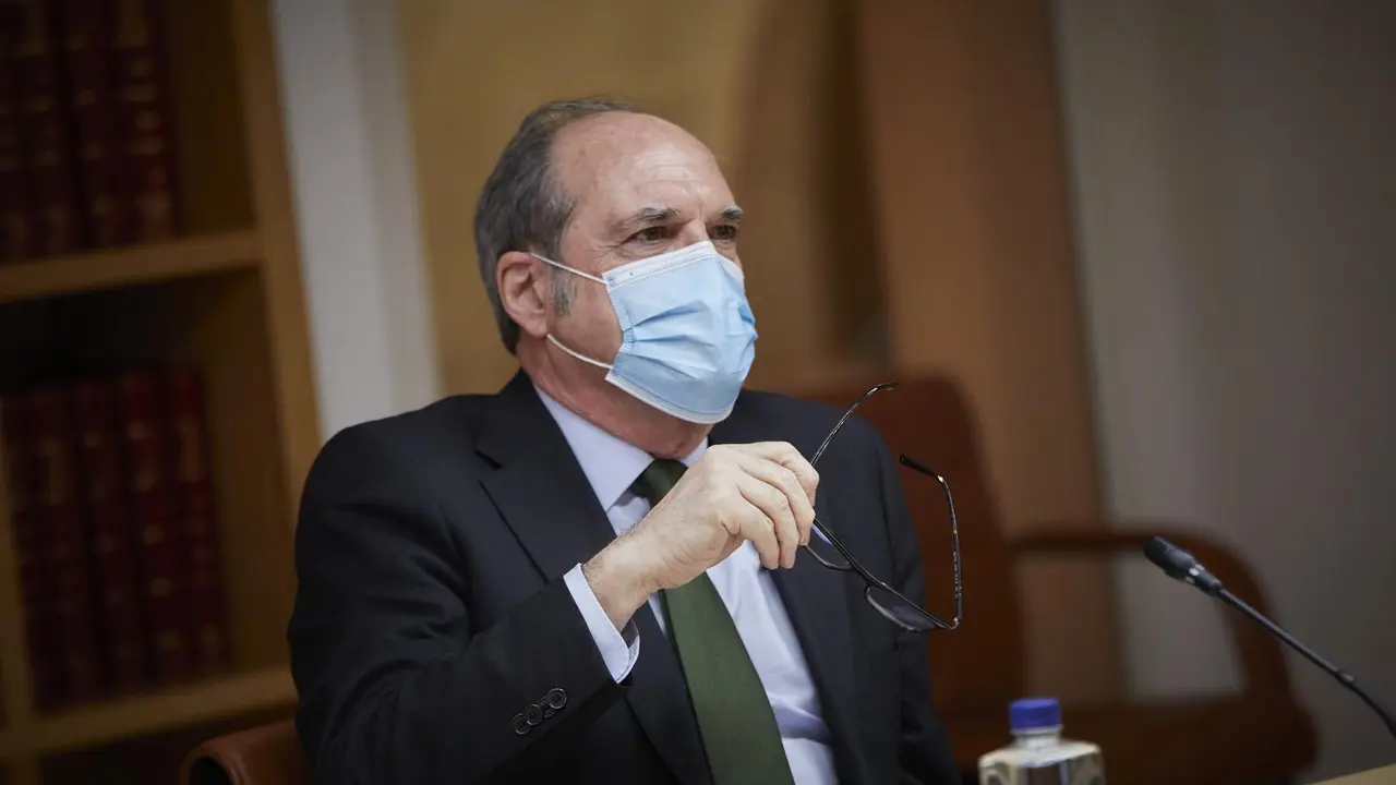 El portavoz socialista en la Asamblea de Madrid, &Aacute;ngel Gabilondo, antes de una reuni&oacute;n con la presidenta de la Comunidad y con el resto de portavoces regionales, en Madrid, en la sede del Gobierno regional, en Madrid (Espa&ntilde;a), a 16 de febrero de 2021. Est