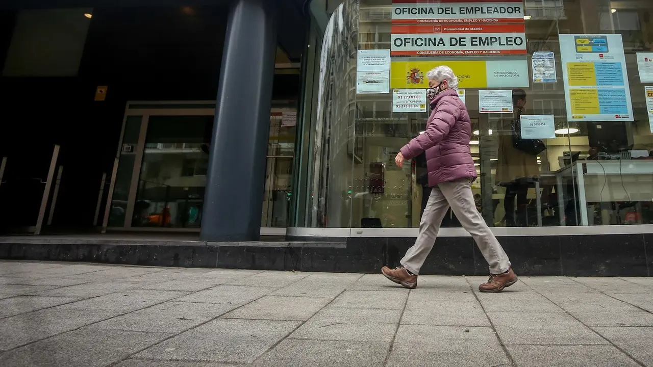 Archivo - Una persona pasa por delante de una Oficina de Empleo