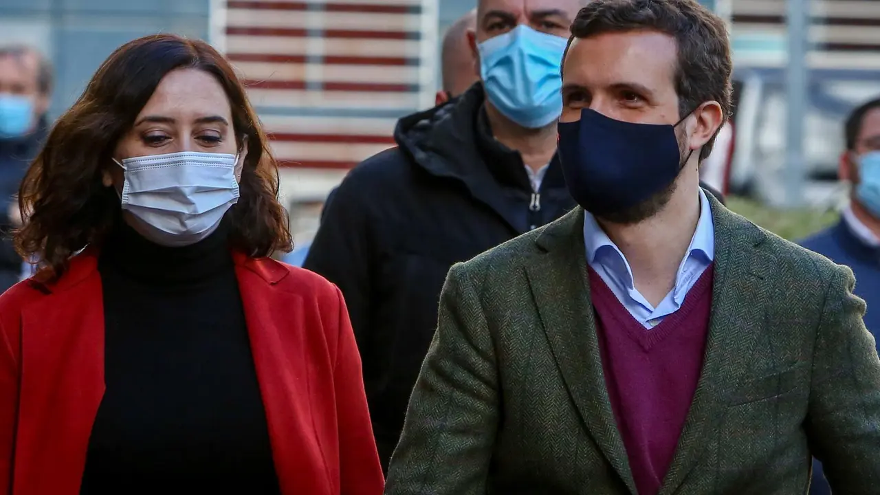 Archivo - La presidenta de la Comunidad de Madrid, Isabel D&iacute;az Ayuso y el presidente del Partido Popular, Pablo Casado a su llegada a la Asociaci&oacute;n 'Ni un ni&ntilde;o sin juguetes', en M&oacute;stoles, Madrid (Espa&ntilde;a), a 4 de enero de 2020. 