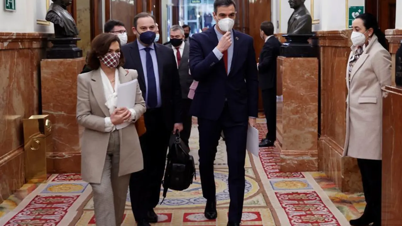 El presidente del Gobierno, Pedro S&aacute;nchez, hoy mi&eacute;rcoles, la vicepresidenta Carmen Calvo y el ministro de Transportes Jos&eacute; Luis &Aacute;balos, durante el pleno del Congreso de los Diputados en la sesi&oacute;n de control al Gobierno .-EFE/Chema Moya