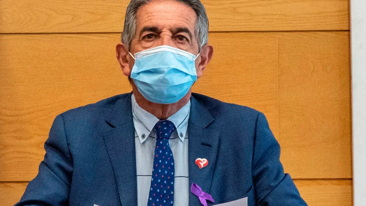 El presidente de Cantabria, Miguel &Aacute;ngel Revilla durante una reuni&oacute;n. / Rom&aacute;n G. Aguilera