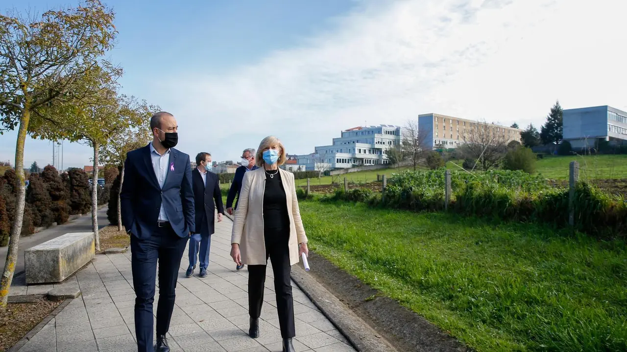 La consejera de Educaci&oacute;n, Marina Lomb&oacute;, y el alcalde de Torrelavega, Javier L&oacute;pez Estrada, en su visita a la parcela del Conservatorio