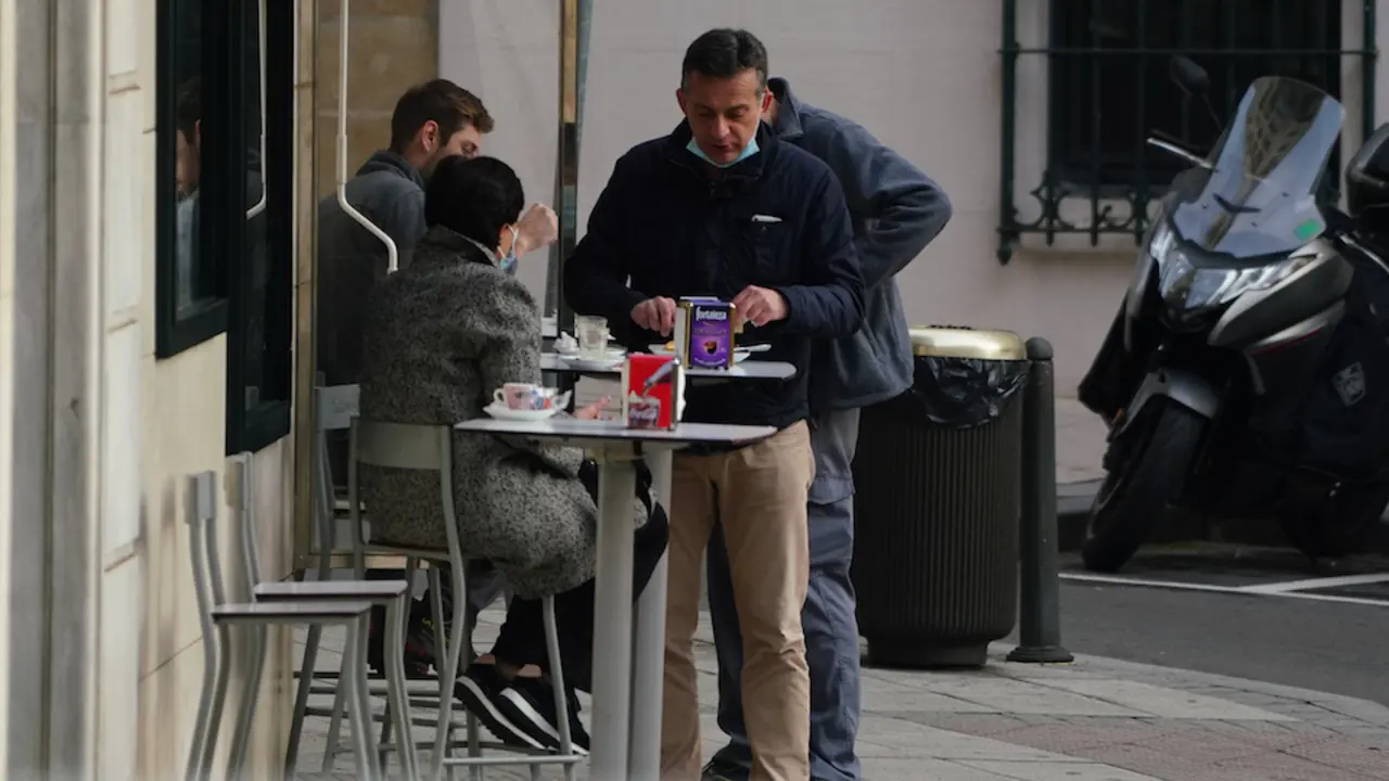 Un ciudadano desayuna en un establecimiento hostelero del centro de Santander. / HARDY